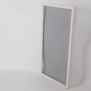 “Voorzet hor met aluminium frame en fijn gaas, geschikt voor montage op het kozijn.”