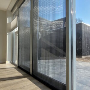 Op maat gemaakte plissé hordeur in moderne afwerking